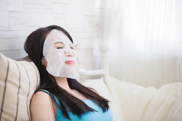 Donna con maschera facciale rilassante — Foto Stock