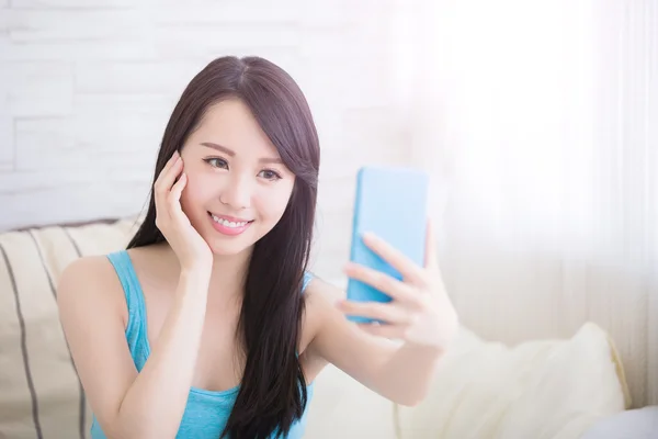 Ung kvinna tar selfie — Stockfoto
