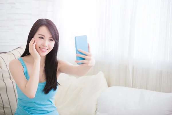 若い女性は selfie を取っています。 — ストック写真