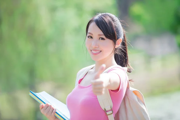 Joven mujer sonrisa a usted — Foto de Stock