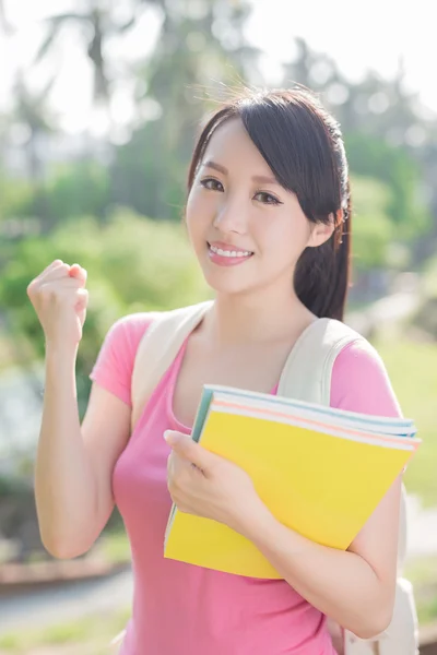 Joven mujer sonrisa a usted —  Fotos de Stock