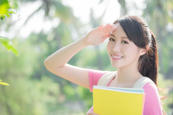 Joven mujer sonrisa a usted — Foto de Stock