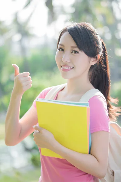 Joven mujer sonrisa a usted — Foto de Stock