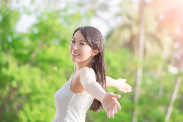 Giovane donna con le braccia tese — Foto Stock