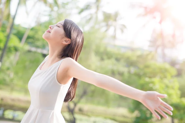 Young woman with arms outstretched — Stock Photo, Image