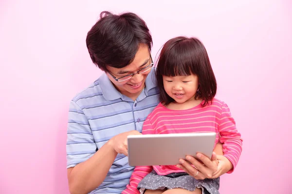 Otec a dcera pomocí tabletu — Stock fotografie