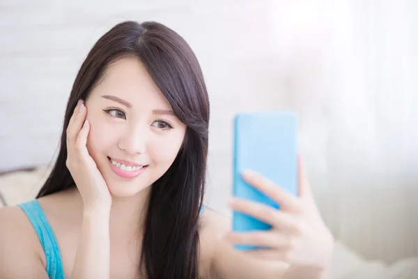 Mulher está tomando selfie — Fotografia de Stock