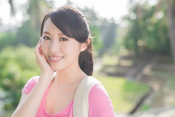 Joven mujer sonriendo — Foto de Stock