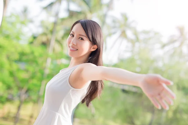 Jonge vrouw verhogen haar armen — Stockfoto