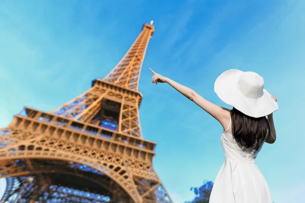 Woman pointing on  eiffel tower — Stock Photo, Image