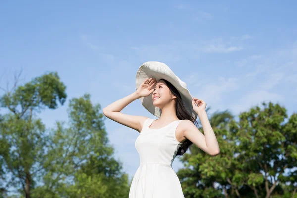 女人穿衣服和微笑 — 图库照片