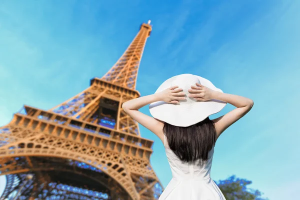 Femme regardant sur la tour eiffel — Photo