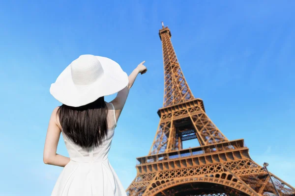 Mulher apontando na torre eiffel — Fotografia de Stock