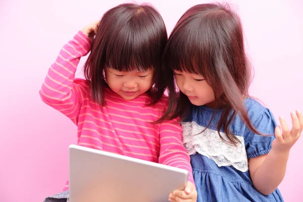 Meninas assistindo tablet — Fotografia de Stock