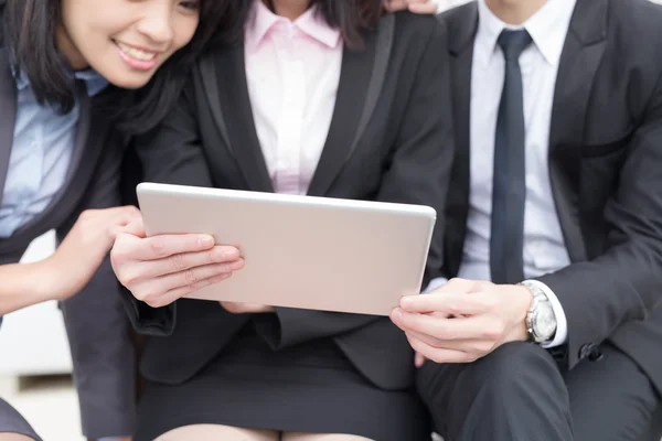 Ondernemers op zoek tablet en vergadering — Stockfoto