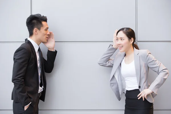 Empresário contando algo para empresária — Fotografia de Stock