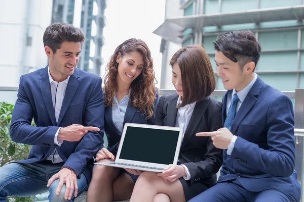 Företagare visar laptop — Stockfoto