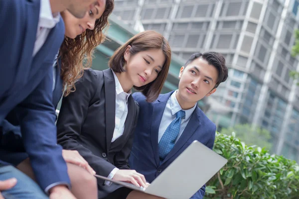 Empresarios mirando a la computadora portátil — Foto de Stock