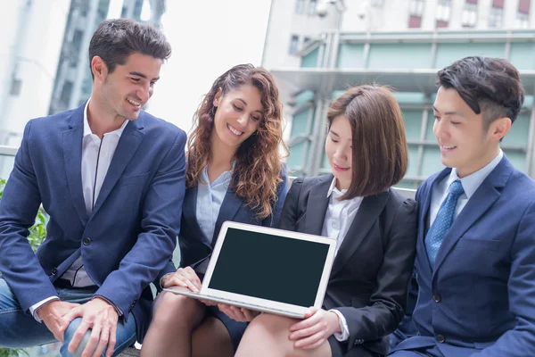 Businesspeople  showing  laptop — Zdjęcie stockowe