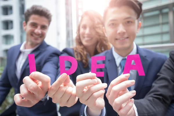 Empresarios mostrando texto de idea — Foto de Stock