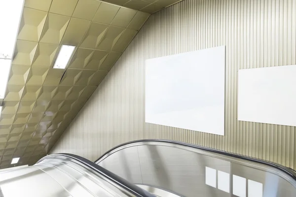 Billboards em branco no lugar público — Fotografia de Stock