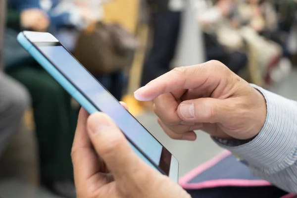 Hombre de negocios usando el teléfono inteligente — Foto de Stock