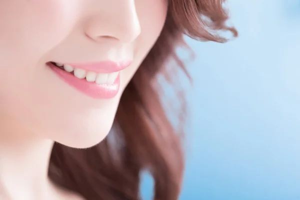 Mujer con dientes sanos sonriendo — Foto de Stock