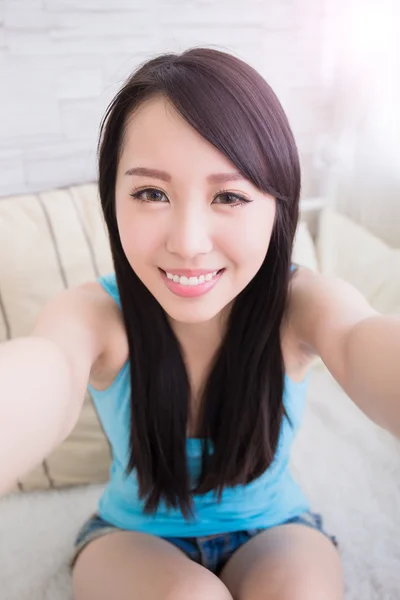 Ung kvinna tar selfie — Stockfoto