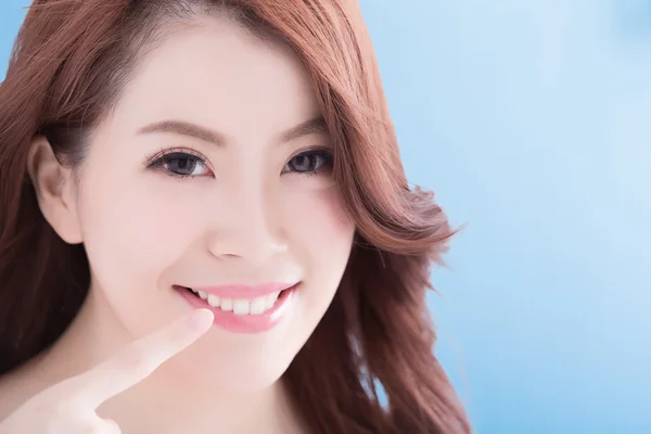 Mujer con dientes sanos sonriendo — Foto de Stock