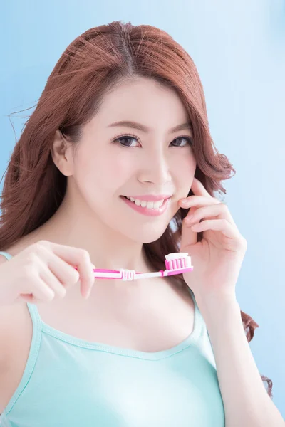 Asiatico donna holding dente spazzola — Foto Stock