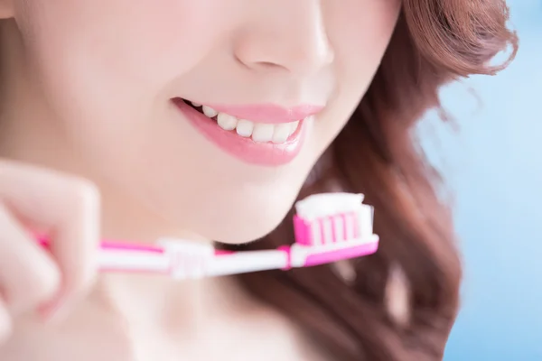 Jovem mulher segurando escova de dentes — Fotografia de Stock