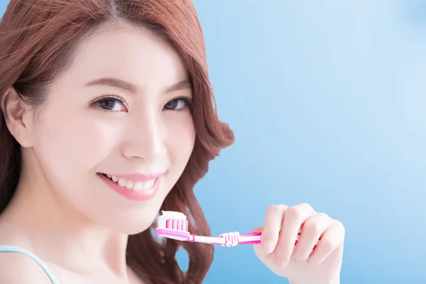 Asiatico donna holding dente spazzola — Foto Stock