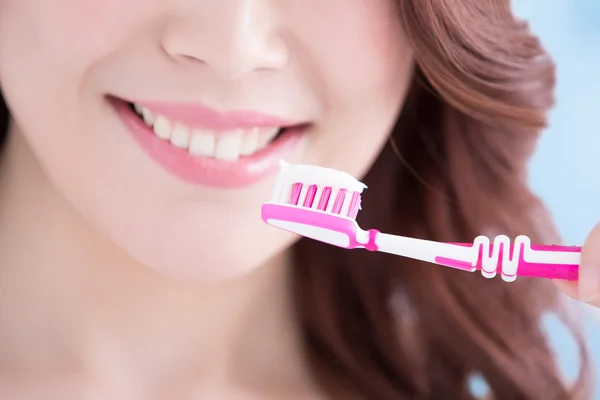 Young woman holding tooth brush — Stock Photo, Image