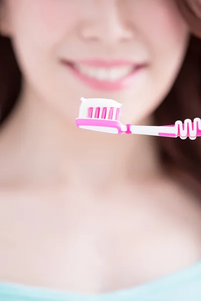 Diş fırçası tutan kadın — Stok fotoğraf