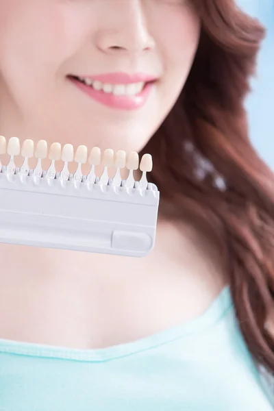 Young woman with  teeth sample — Stock Photo, Image