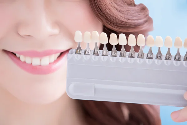 Young woman with  teeth sample — Stock Photo, Image