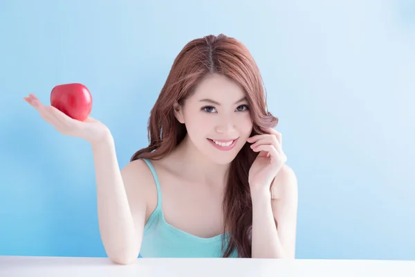 Mujer sosteniendo manzana — Foto de Stock