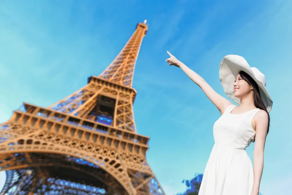 Mulher apontando na torre eiffel — Fotografia de Stock