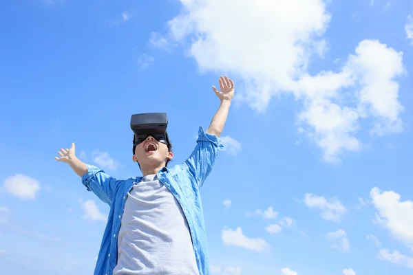 Férfi visel virtuális valóság headset — Stock Fotó