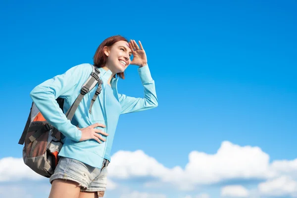 Bergwanderer schaut sich etwas an — Stockfoto