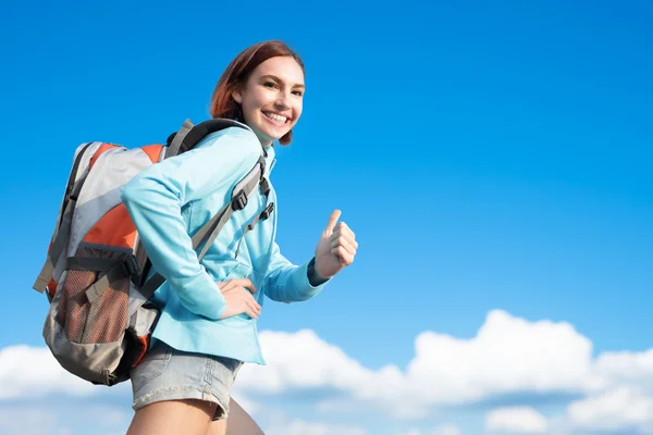 Wanderer zeigt Daumen nach oben — Stockfoto