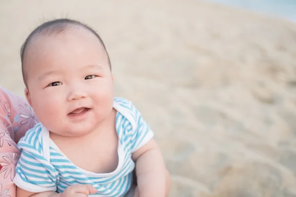 Söt asiatisk baby leende — Stockfoto