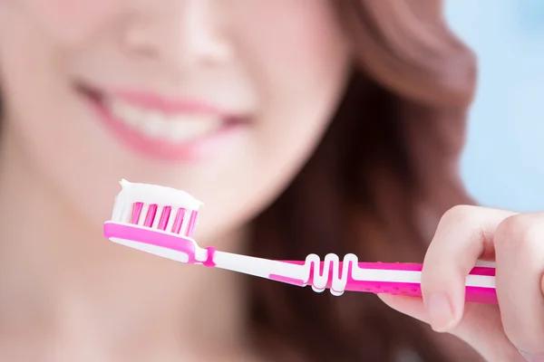 Beautiful woman holding tooth brush — Stock Photo, Image