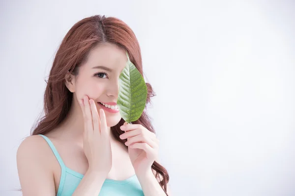 Mulher segurando folha verde — Fotografia de Stock