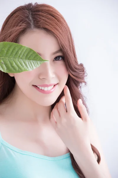 Woman holding  green leaf — Stock Photo, Image