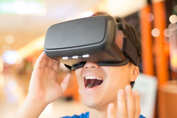 Man wearing  virtual reality headset — Stock Photo, Image