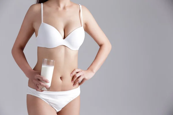 Mujer sosteniendo leche — Foto de Stock