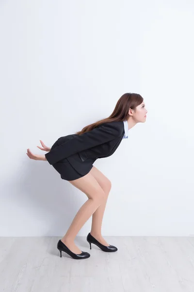 Mujer levantando algo en la espalda — Foto de Stock