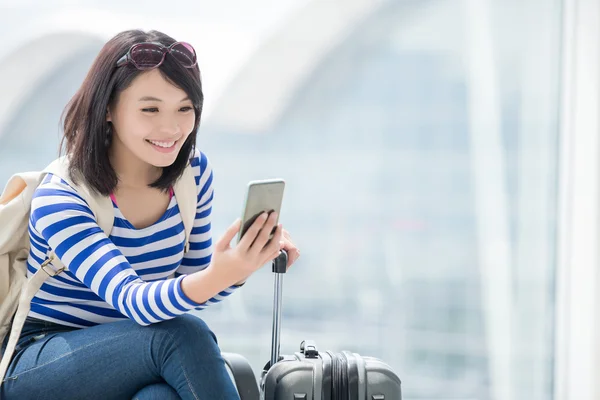 Schöne Frau macht Selfie — Stockfoto