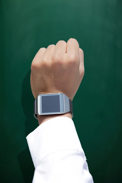 Noszenia inteligentny zegarek z tablicy — Zdjęcie stockowe